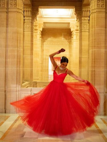 Priyanka Chopra memakai gaun pernikahan berwarna merah dari Christian Dior.