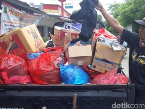 PMI Sortir Pakaian Sumbangan dari Warga ke Pengungsi Tsunami