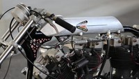 modifikasi gila ini memang bukan hal yang baru. Karena memadukan dua mesin V-Twin itu penah populer pada pertengahan 70-an, dan dilakukan oleh Bonnie Truett menghubungkan sepasang motor Sportster dan menyuntikkan nitro. Foto: pool (bikeexif)