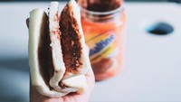 Sebelum menjelajah Maluku, Julian lebih dulu sarapan dengan roti berisi selai cokelat yang manis. Foto: Instagram @julianjacs
