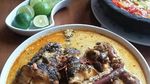 Gurihnya Nendang! Sarapan Ketupat Kandangan dengan Lauk Ikan Haruan