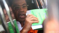 Saat proses pengembangan penyidikan perkara, KPK menetapkan Idrus Marham sebagai tersangka. Dia diduga menerima janji yang sama dengan Eni, yakni USD 1,5 juta dari Kotjo bila proyek PLTU Riau-1 jadi dikerjakan perusahaan Kotjo.