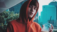 Imut sekaligus tampan! Pose Julian sambil minum es kopi ini berhasil bikin para penggemarnya jadi gagal fokus. Foto: Instagram @julianjacs