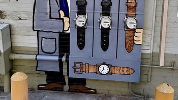 Pria penjual jam tangan. (Foto: Brightside)