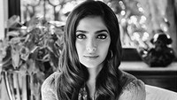Sonam Kapoor mengunggah foto di Instagram dengan gaya hitam putih. Foto: dok instagram