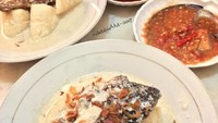 Yang tak boleh ketinggalan, sambal super pedas. Sambal ini bikin rasa gurih ikan dan kuahnya jadi semakin enak. Foto : Instagram @debbiyuliandewi