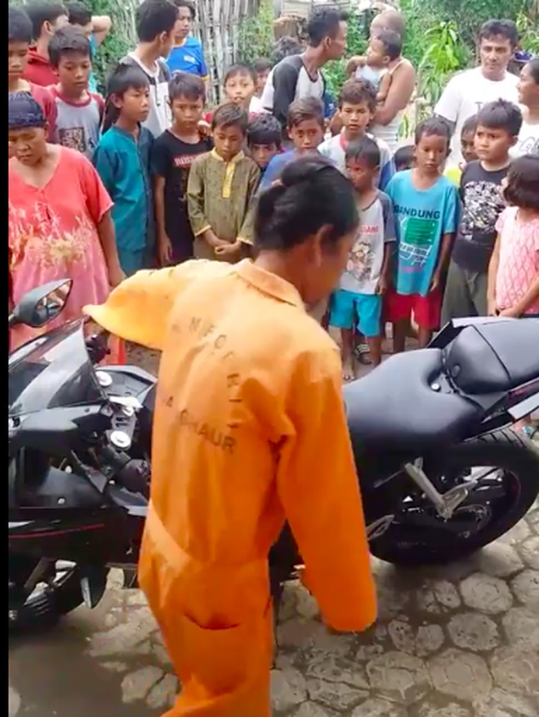 Motor Yamaha R15 Mandi Kembang Foto: Pool (Facebook) Motor Yamaha R15 Mandi Kembang Foto: Pool (Facebook)