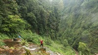 Pemandangan kaki Gunung Semeru di sekitar gua ini juga aduhai. Apalagi wisata Gua Tetes ini tergolong murah meriah, tiket masuknya cuma Rp 5 ribu per orang. (Pradikta Kusuma/dTraveler)