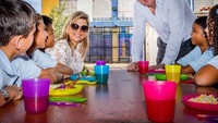 Queen Maxima dan suaminya ini terlihat sedang menemani anak-anak makan. Foto ini diambil saat mereka mengunjungi sebuah sekolah. Foto: instagram @queen.maxima