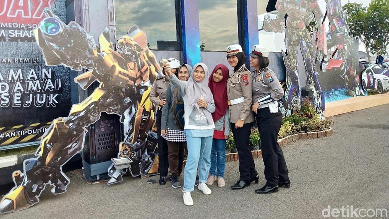 Di Sidoarjo juga Ada Pos Pengamanan Dijaga Robot Transformers Di Sidoarjo juga Ada Pos Pengamanan Dijaga Robot Transformers