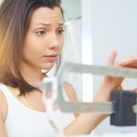 Buat Resolusi yang realistis dan jelas. Pikirkan sesuatu yang lebih realistis. Misal, jangan sekadar menulis menurunkan berat badan. Seharusnya, ditulis juga target jumlah berat badan yang ingin dipangkas dalam kurun waktu tertentu. Foto: iStock