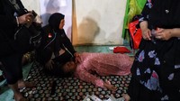 Para relawan pun dikerahkan untuk mengakses seluruh wilayah yang terdampak tsunami dan memberikan bantuan medis serta bantuan lainnya untuk para korban. Pool/Dok. CNN/Hesti Rika Pratiwi.