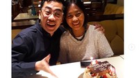 Awal Desember lalu, Dennis rayakan ulang tahun sang ibu. Ada kue cokelat yang jadi pelengkap momen manis ini. Foto: Instagram dennisadishwara