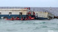 KM Lestari Maju kandas di perairan Selayar, Sulawesi Selatan pada Selasa (3/7/2018). Yahya/detikcom.