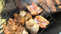 Karena kolkasi kecamatan Kandangan dekat sungai Amandit maka ikan haruan atau ikan habus mudah didapat. Ikan ini dipotong,, diolesi sedikit bumbu dan dibakar hingga kering dan matang. Foto : Instagram @ketupatkandanganmae