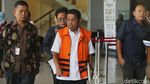 Idrus Marham Bagi-bagi Buku Usai Diperiksa KPK