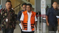 Dalam perkara yang berawal dari OTT ini, KPK mulanya menetapkan Eni selaku Wakil Ketua Komisi VII DPR dan pengusaha Johannes B Kotjo sebagai tersangka. Eni diduga menerima suap dari Kotjo sekitar Rp 4,8 miliar.