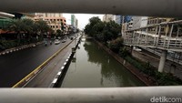 Wajah kali Ciliwung Kota yang sebelumnya terlihat kumuh dan kotor, kini sudah berubah total terlihat lebih bersih dan rapi.