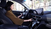Untuk mendapatkan akses ke SUV Santa Fe, pemilik harus meletakkan jari pada sensor yang terletak di pegangan pintu. Istimewa/Dok. Hyundai.