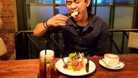 Pria yang hobi makan ini juga punya akun Youtube yang isinya kegiatan ia saat makan-makan. Follower instagramnya saat ini bahkan sudah mencapai 247 ribu.  Foto: instagram @tanboy_kun