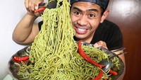 Tanboy baru saja menikah dengan pujaan hatinya, sekarang ia harus rela berbagi makanan dengan sang istri. Nah kalau sekali makan saja porsinya segini, kira-kira sang istri harus masak berapa banyak ya untuk makan sehari? Foto: instagram @tanboy_kun