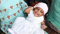 Bayi asal Pantai Gading ini terlihat sangat ceria saat menerima vaksin polio dan suplemen vitamin. Istimewa/UNICEF/Dejongh.