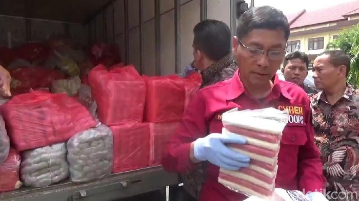 Mobil Boks Muat Sosis Tanpa Izin Edar Diamankan di Pasuruan