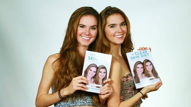 Kesuksesan Nina dan Randa sembuh dari jerawat ini menginspirasi mereka untuk merilis buku berjudul The Clear Skin Diet: The Six Week Program For Beautiful Skin. Sejumlah orang sudah memberikan testimoninya bahwa mereka sukses bebas dari jerawat setelah mengikuti apa yang ditulis Nina dan Randa dalam buku tersebut. Foto: Dok. Instagram