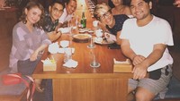 Berlibur ke Bali, Fergy mnakan malam bersama Rossa, Afgan, hingga Aming. Kira-kira makanan apa yang dipesan Fergy ya? Foto: Instagram @ncess_nabati