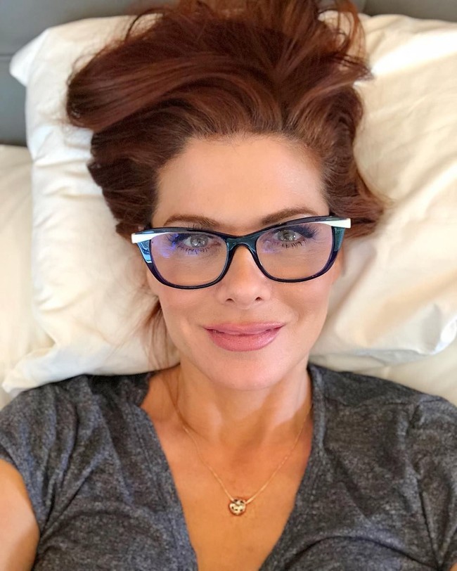 Serum menjadi produk penting untuk menjaga kesehatan kulit wajah. Debra bahkan memiliki tiga produk sekaligus, yakni Niod Copper Amino Acid Isolate Serum, Joanna Vargas Vitamin C Rescue Serum, dan Amorepacific Moisture Bound Rejuvenating Serum. Foto: Instagram @therealdebramessing