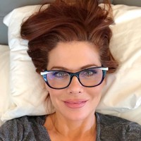 Serum menjadi produk penting untuk menjaga kesehatan kulit wajah. Debra bahkan memiliki tiga produk sekaligus, yakni Niod Copper Amino Acid Isolate Serum, Joanna Vargas Vitamin C Rescue Serum, dan Amorepacific Moisture Bound Rejuvenating Serum. Foto: Instagram @therealdebramessing