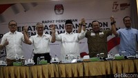 Ketua KPU Arief Budiman bersama Direktur Konten Tim Kampanye Nasional (TKN) Joko Widodo-Maruf Amin, Fiki Satari, Direktur Perencanaan Tim Kampanye Nasional (TKN) Joko Widodo-Maruf Amin Ario Bimo, Wakil Ketua Badan Pemenangan Nasional (BPN) Prabowo Subianto-Sandiaga Uno, Priyo Budi Santoso dan Direktur Saksi Badan Pemenangan Nasional (BPN) Prabowo Subianto-Sandiaga Uno, Prasetyo Hadi memberikan keterangan pers seusai melakukan rapat persiapan debat pasangan calon presiden dan wakil presiden.