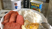 Meski kaya raya, Baller ternyata doyan makanan yang sederhana. Lihat aja menu sarapannya ini. Ada nasi, spam, dan telur ceplok. Foto: Instagram benballer