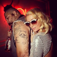 Kepada TMZ, Paris mengaku bahwa itu cincin miliknya dan barang gratisan. Itu punyaku. Itu gratis, tegas Paris.  Foto: dok. Instagram (@parishilton)