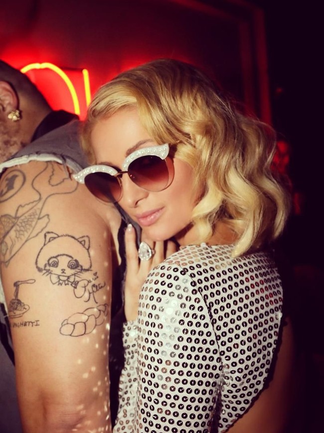 Kepada TMZ, Paris mengaku bahwa itu cincin miliknya dan barang gratisan. Itu punyaku. Itu gratis, tegas Paris.  Foto: dok. Instagram (@parishilton)