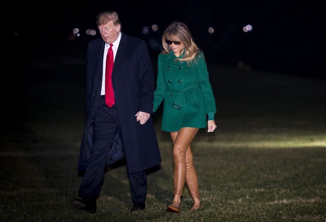 Komentar miring salah satunya datang dari akun bernama @SweetBabbyJesus di Twitter. Can someone tell me why @FLOTUS got off of Marine One without pants and shoes and wearing sunglasses at night? I’m legit curious? kicaunya. (Foto: Pete Marovich - Pool/Getty Images)