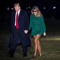 Komentar miring salah satunya datang dari akun bernama @SweetBabbyJesus di Twitter. Can someone tell me why @FLOTUS got off of Marine One without pants and shoes and wearing sunglasses at night? I’m legit curious? kicaunya. (Foto: Pete Marovich - Pool/Getty Images)