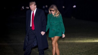 Foto: Melania Trump Disebut Tak Pakai Celana Gara-gara Warna Bajunya Ini