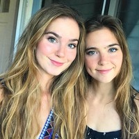 Perkenalkan kakak adik kembar berparas cantik ini bernama Nina dan Randa Nelson. Keduanya populer di YouTube. Subscriber akun YouTube mereka mencapai lebih dari 622 ribu. Jika melihat penampilan keduanya sekarang, siapa sangka dulu mereka pernah punya wajah yang penuh jerawat. Nina dan Randa pun berbagi tips cara mereka mendapatkan wajah mulus hanya dalam waktu enam bulan. Foto: Dok. Instagram