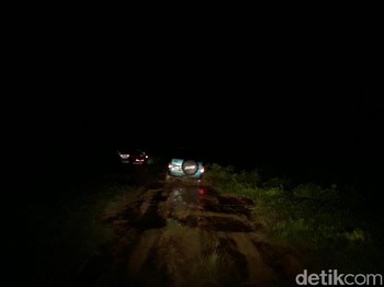 Terjebak Lumpur di Pesisir Sumur