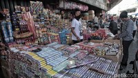Penampakan para penjual petasan di kawasan Asemka, Jakarta Barat, Jumat (28/12/2018).