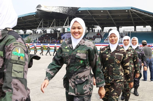 Belum banyak tentara wanita yang berhijab. Namun, di Filipina ada barisan tentara muslimah berhijab. Tahun lalu, para tentara ini ditugaskan untuk melindungi korban perang di Marawi. Foto: Istimewa