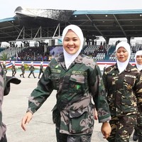 Belum banyak tentara wanita yang berhijab. Namun, di Filipina ada barisan tentara muslimah berhijab. Tahun lalu, para tentara ini ditugaskan untuk melindungi korban perang di Marawi. Foto: Istimewa