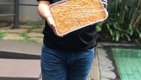 Dapat kiriman macaroni panggang, Fergy tampak senang, apalagi porsinya yang besar. Dijamin bikin kenyang! Foto: Instagram @ncess_nabati