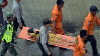 Polisi, TNI, Basarnas hingga warga turun langsung membantu para korban terdampak tsunami. Pool/Dok. Antara Foto/Ardiansyah.