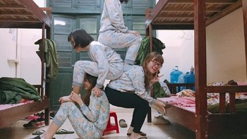 Setiap orang menyusun diri bak piramid. Foto: Facebook