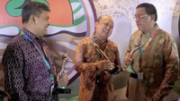 Penghargaan itu diterima langsung oleh Direktur Utama Pupuk Kaltim, Bakir Pasaman (tengah). Selain Proper Emas, Proper Hijau juga diraih oleh Pupuk Kujang yang diterima oleh GM Produksi Pupuk Kujang, Ariffianto dan Direktur Produksi Pupuk Sriwidjaja Palembang, Filius Yuliandi. Foto: dok. Pupuk Indonesia
