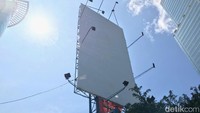 Usai disegel, foto Tsamara sudah hilang dari billboard. Pemandangan ini terlihat pada Jumat (28/12) pagi ini. Tanda penyegelan berwarna oranye masih ada di bawah reklame. (Rolan/detikcom)