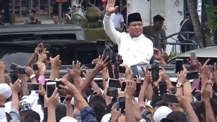 Foto: Prabowo usai salat Jumat di Ambon menemui jemaah (Abas-detik) Foto: Prabowo usai salat Jumat di Ambon menemui jemaah (Abas-detik)
