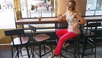  Duh, gayanya nggak santai banget sih di foto ini. Padahal lagi menyeruput segelas iced coffee yang segar. Sluurp! Foto: Istimewa